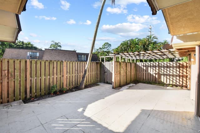 2406 24th Lane, FL 33463 - Photo 7