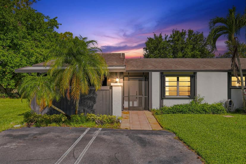 10 Seneca Court, Royal Palm Beach FL 33411
