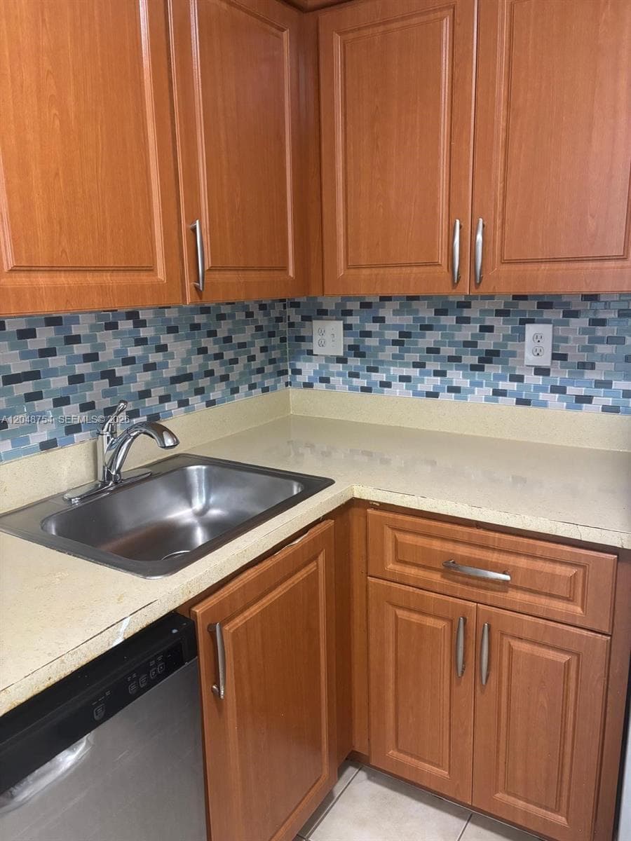 7110 NW 179th St # 211, Hialeah FL 33015 - Hialeah, FL - Photo 1