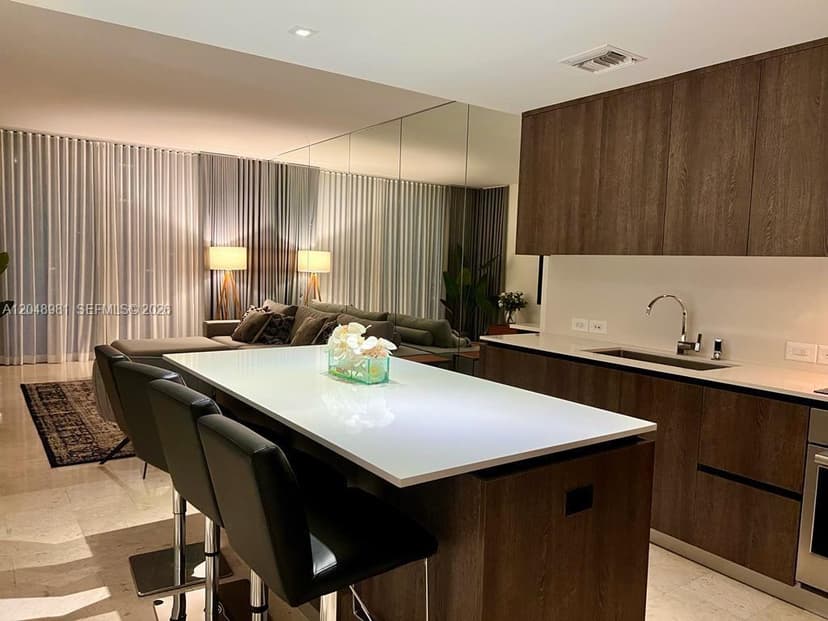 88 SW 7th St # 808, Miami FL 33130