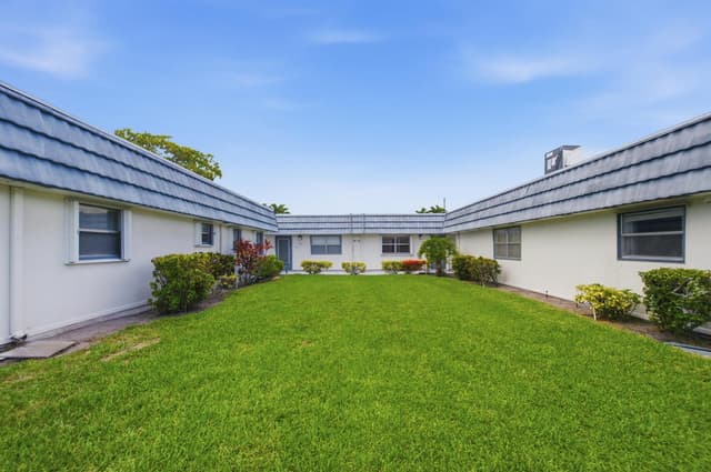 30 Waterford B, Delray Beach FL 33446 - Delray Beach, FL - Photo 2