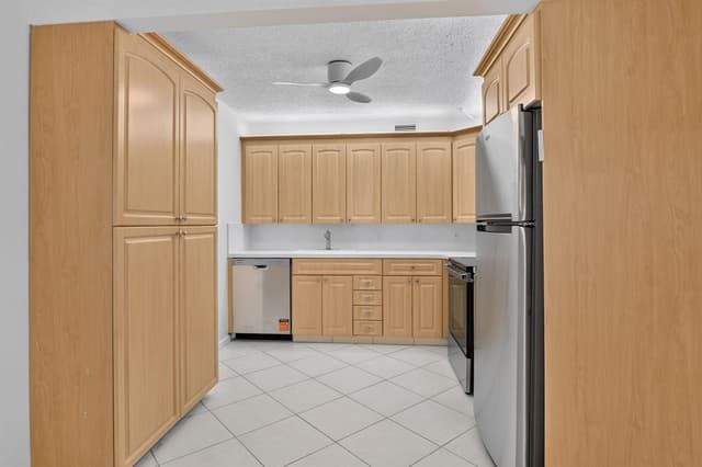 3057 Yarmouth C, Boca Raton FL 33434 - Boca Raton, FL - Photo 3