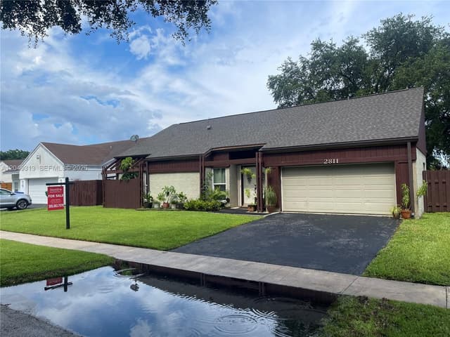2811 Devonwood Ave, Miramar FL 33025 - Miramar, FL - Photo 2