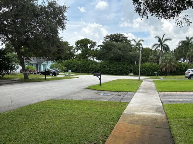 11866 SW 59th Ct, Cooper City FL 33330 - Cooper City, FL - Photo 2