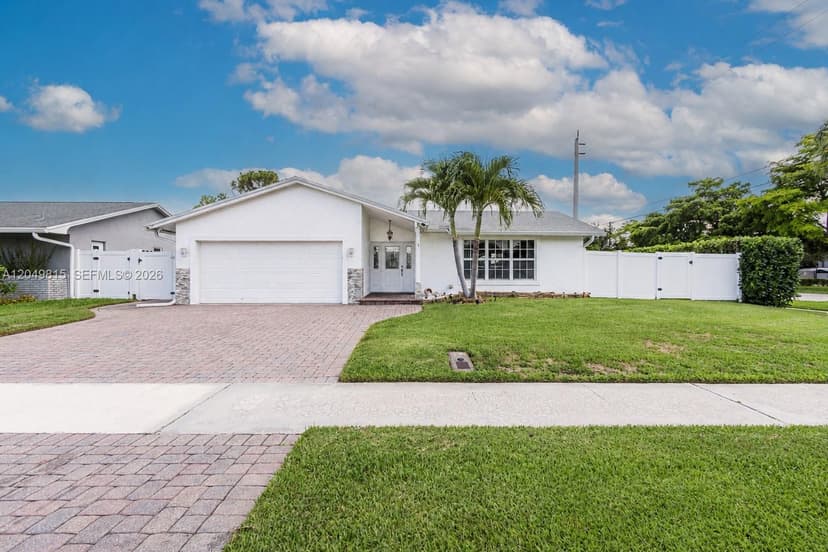 2403 SW 12th Ct, Deerfield Beach FL 33442
