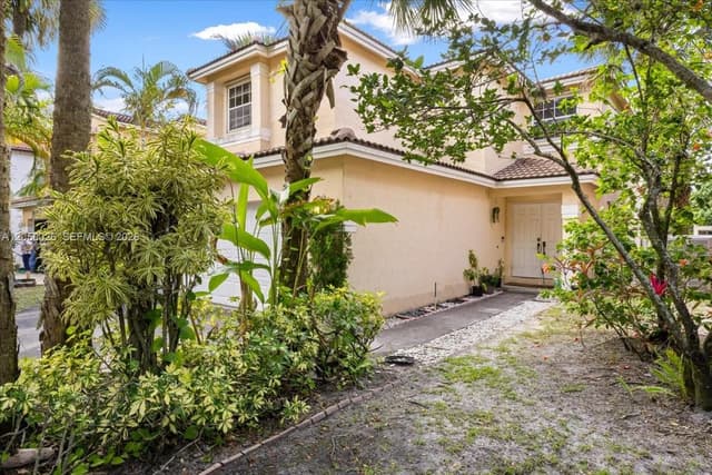 9847 Fairway Cove Ln, Plantation FL 33324 - Plantation, FL - Photo 4