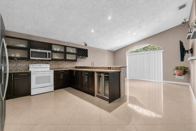 17971 SW 12th Ct, Pembroke Pines FL 33029 - Pembroke Pines, FL - Photo 4