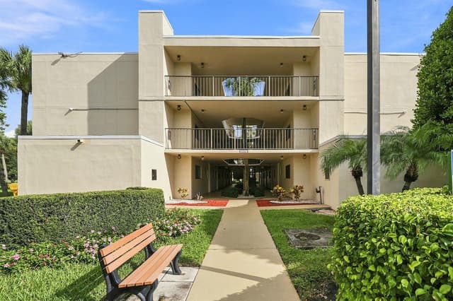 5370 Las Verdes Circle # 304, Delray Beach FL 33484 - Delray Beach, FL - Photo 2