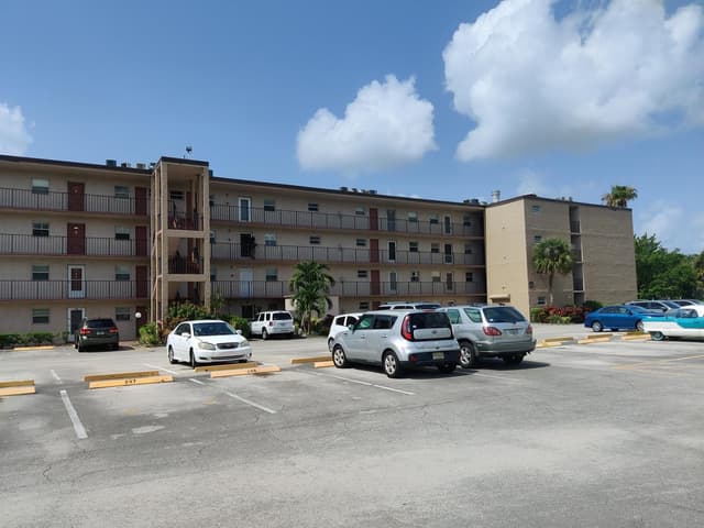 225 Bonnie Boulevard # 405, Palm Springs FL 33461 - Palm Springs, FL - Photo 2