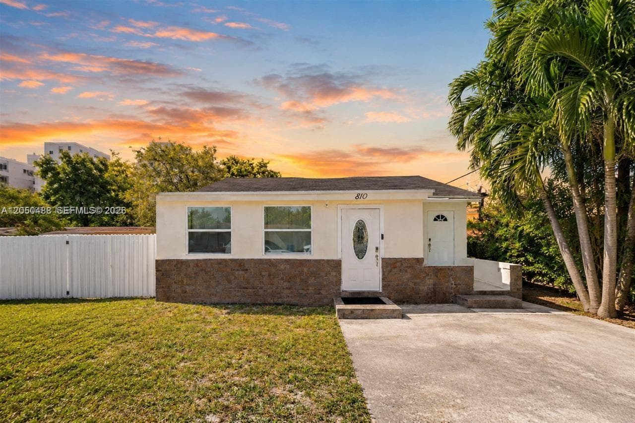 810 NW 21st Ct, Miami FL 33125
