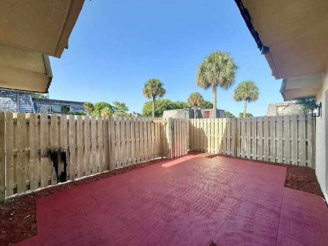251 Lake Arbor Drive, Palm Springs FL 33461 - Palm Springs, FL - Photo 6
