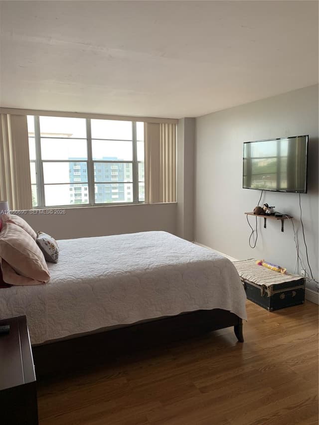 2025 NE 164th St # 808, North Miami Beach FL 33162 - North Miami Beach, FL - Photo 2