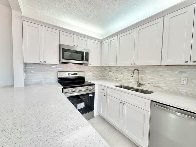 255 Lake Arbor Drive, Palm Springs FL 33461 - Palm Springs, FL - Photo 7