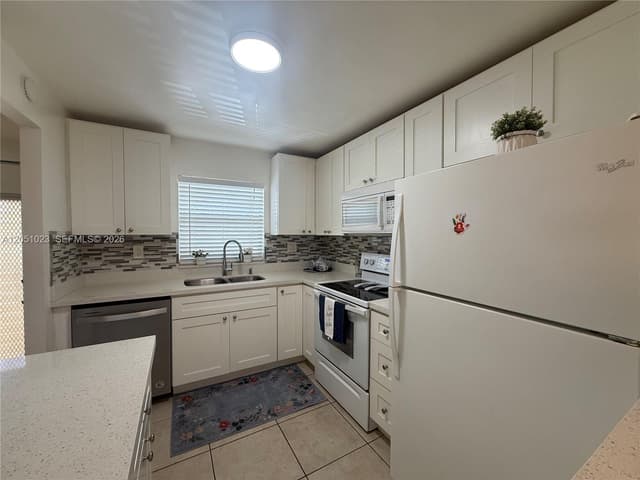 9540 Sunrise Lakes Blvd # 208, Sunrise FL 33322 - Sunrise, FL - Photo 4