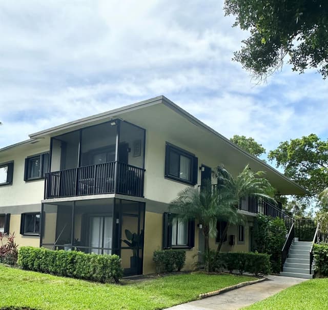 588 Trace Circle # 211, Deerfield Beach FL 33441 - Deerfield Beach, FL - Photo 2