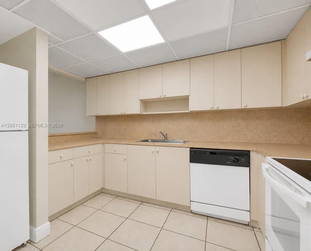 6940 Miami Gardens Dr # 531, Hialeah FL 33015 - Hialeah, FL - Photo 3
