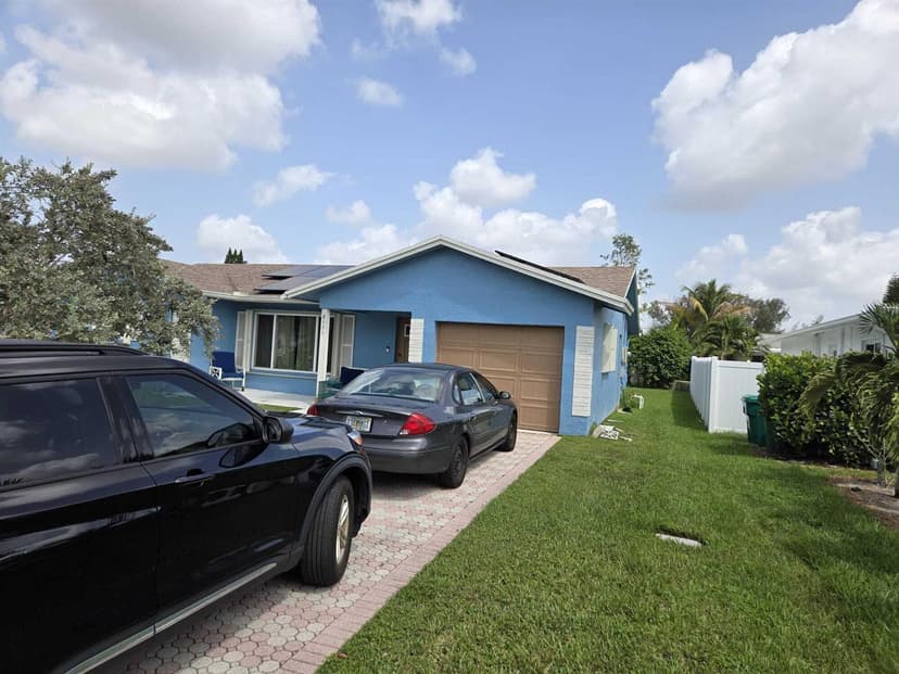 8111 NW 100th Terrace NW, Tamarac FL 33321