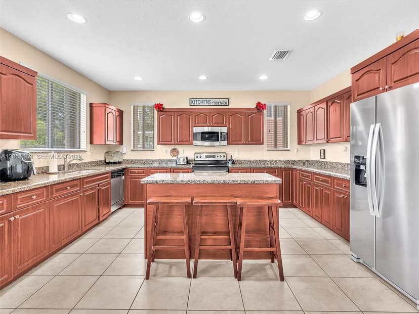 912 NW 204th St, Miami Gardens FL 33169