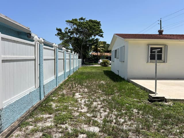 816 24th Avenue N, FL 33460 - Photo 4
