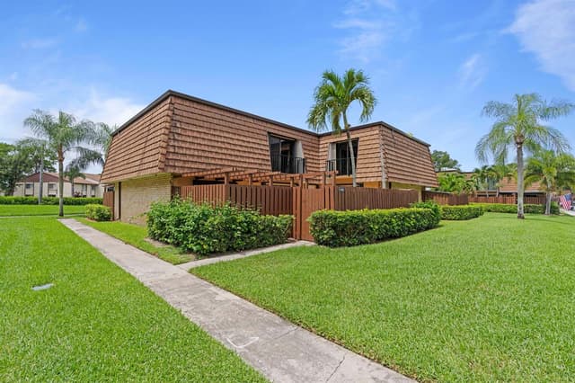 1405 14th Lane, FL 33463 - Photo 2