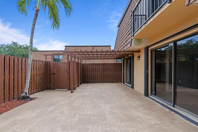 1405 14th Lane, FL 33463 - Photo 6