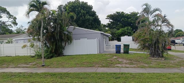 4331 SW 23rd Ct, Fort Lauderdale FL 33317 - Fort Lauderdale, FL - Photo 2
