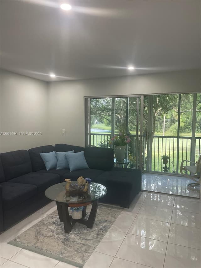 1011 SW 125th Ave # 207M, Pembroke Pines FL 33027 - Pembroke Pines, FL - Photo 2