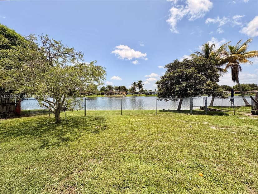 8220 NW 15th St, Pembroke Pines FL 33024
