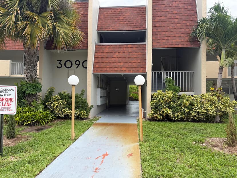 3090 NW 46th Avenue # 211c, Lauderdale Lakes FL 33313