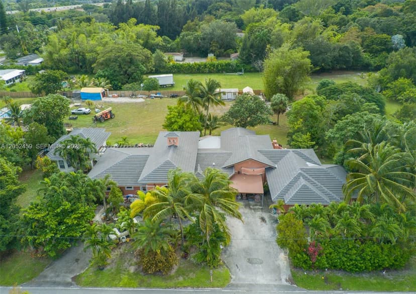 5400 Palm Tree Rd, Plantation FL 33317