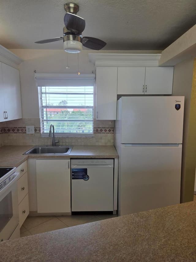 2998 Sunrise Lakes Drive E # 411, Sunrise FL 33322 - Sunrise, FL - Photo 4