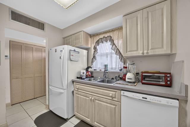 12022 W Greenway Drive # 201, Royal Palm Beach FL 33411 - Royal Palm Beach, FL - Photo 5