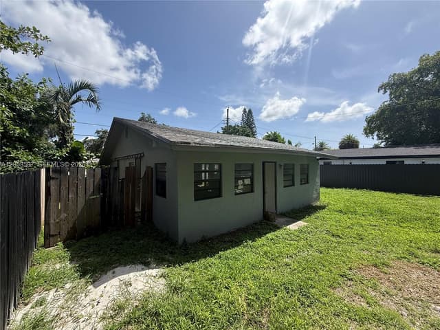 6123 Call St, Hollywood FL 33024 - Hollywood, FL - Photo 2
