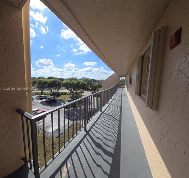 13707 Kendale Lakes Cir, Miami FL 33183 - Miami, FL - Photo 2
