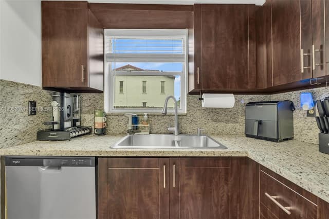 8140 SW 209th St, Cutler Bay FL 33189 - Cutler Bay, FL - Photo 6