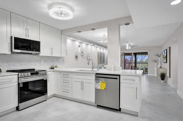 7146 Huntington Lane # 402, Delray Beach FL 33446 - Delray Beach, FL - Photo 5