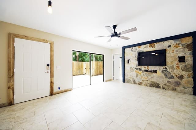 1700 Embassy Drive Apt 402, West Palm Beach FL 33401 - West Palm Beach, FL - Photo 2