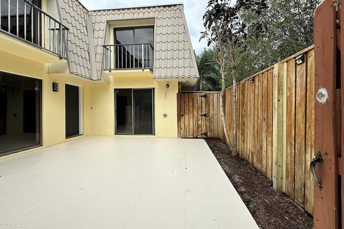 1700 Embassy Drive Apt 402, West Palm Beach FL 33401