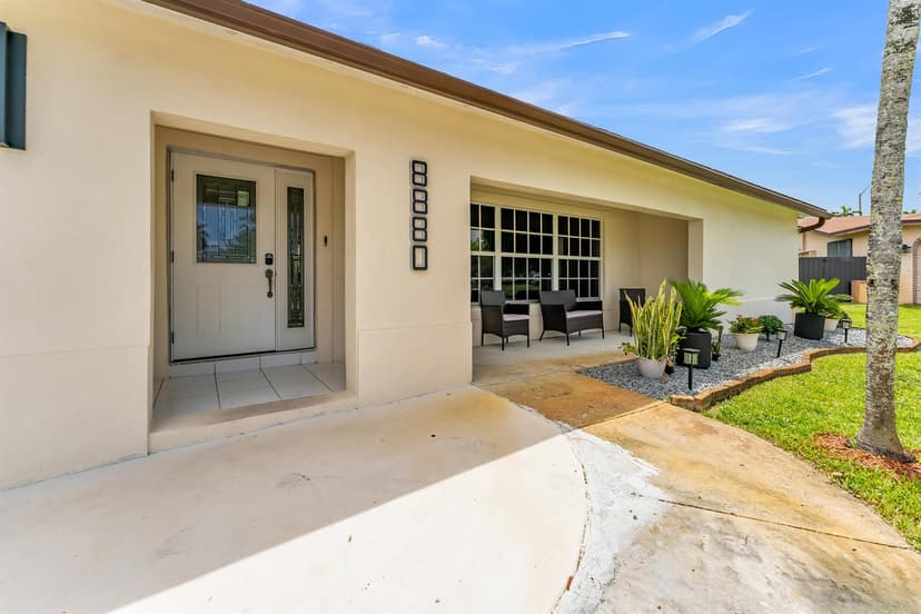 8880 NW 7TH Street, Pembroke Pines FL 33024