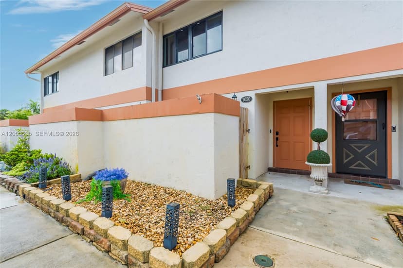 7050 SW 42nd Ct, Davie FL 33314