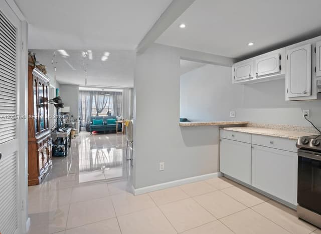 8600 Sunrise Lakes Blvd # 201, Sunrise FL 33322 - Sunrise, FL - Photo 2