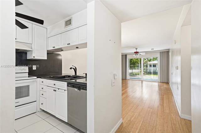 1105 Bahama Bnd # F2, Coconut Creek FL 33066 - Coconut Creek, FL - Photo 4