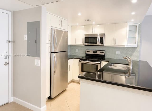 2000 Atlantic Shores Blvd # 316, Hallandale Beach FL 33009 - Hallandale Beach, FL - Photo 2