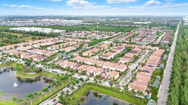 8870 NW 99th Path, Doral FL 33178 - Doral, FL - Photo 5
