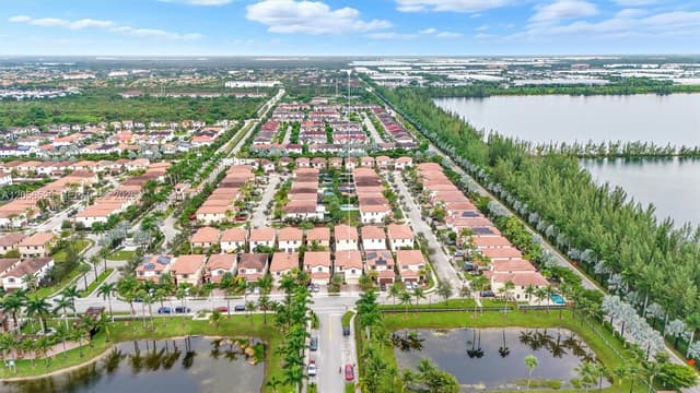 8870 NW 99th Path, Doral FL 33178 - Doral, FL - Photo 4