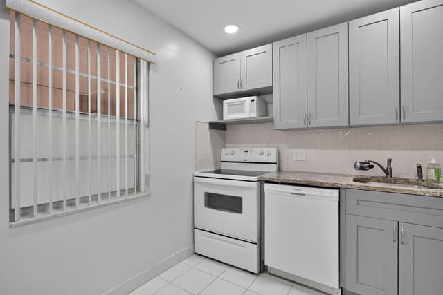 1030 Country Club Drive # 205, Margate FL 33063 - Margate, FL - Photo 4