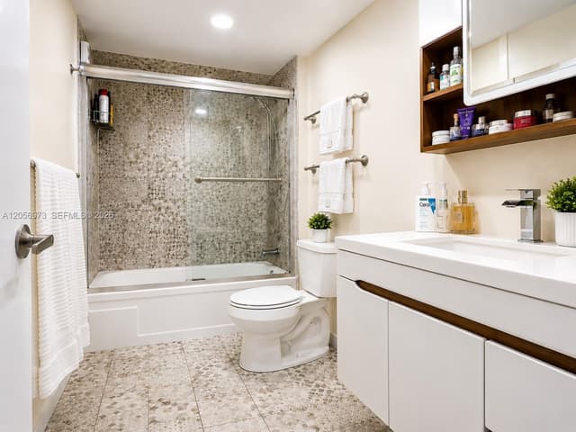 301 NE 14th Ave # 507, Hallandale Beach FL 33009 - Hallandale Beach, FL - Photo 3