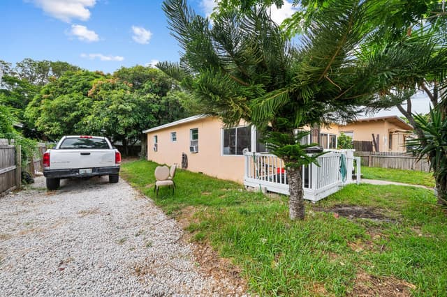728 22ND Street, West Palm Beach FL 33407 - West Palm Beach, FL - Photo 2