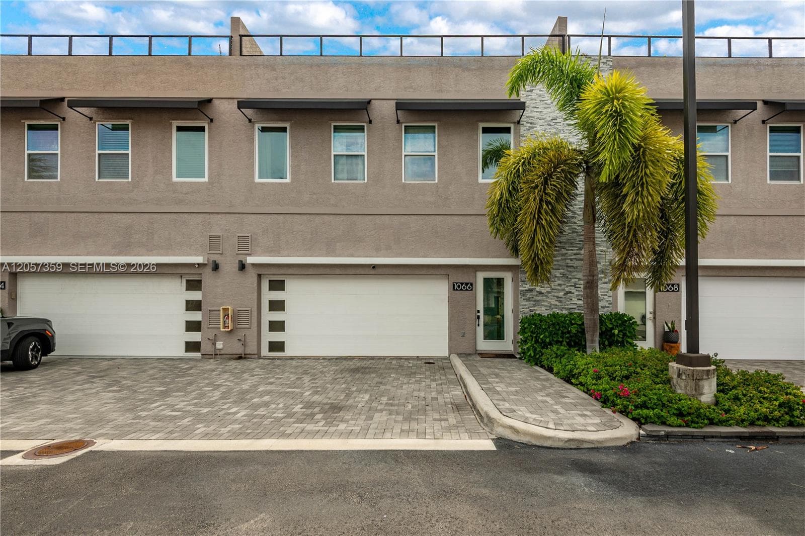1066 NE 35th St, Oakland Park FL 33334
