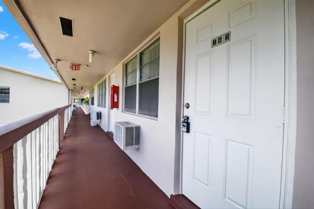 162 EASTHAMPTON G, West Palm Beach FL 33417 - West Palm Beach, FL - Photo 2